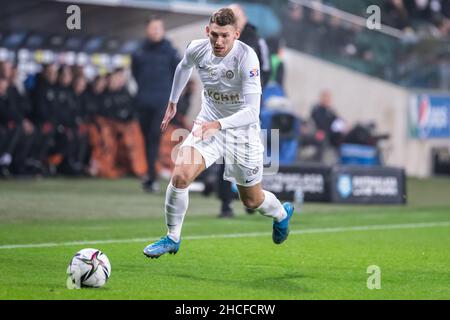 Varsavia, Polonia. 15th Dic 2021. Patryk Szysz di Zaglebie in azione durante la partita polacca PKO Ekstraklasa League tra Legia Warszawa e Zaglebie Lubin al Marshal Jozef Pilsudski Legia Warsaw Municipal Stadium.(Punteggio finale; Legia Warszawa 4:0 Zaglebie Lubin). Credit: SOPA Images Limited/Alamy Live News Foto Stock