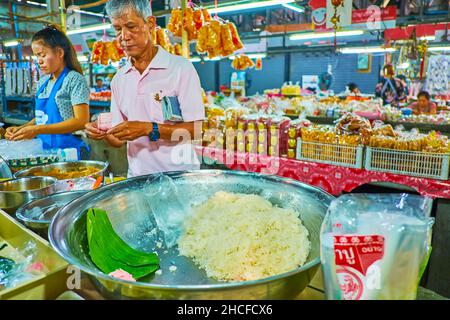 CHIANG mai, THAILANDIA - 4 MAGGIO 2019: Una grande ciotola di riso appiccicoso sul banco del mercato Gate, il 4 maggio a Chiang mai Foto Stock