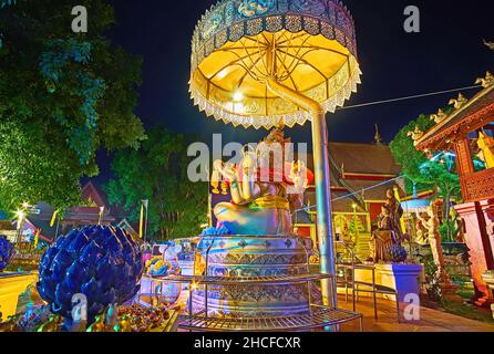 L'altare ornato d'argento con la statua di Ganesha sotto l'ombrello chatra, situato nel Tempio d'Argento (Wat Sri Suphan), Chiang mai, Thailandia Foto Stock