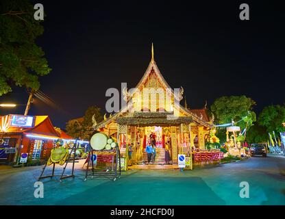 CHIANG mai, THAILANDIA - 4 MAGGIO 2019: La facciata di legno intagliato Viharn di Wat Sri Suphan (Tempio d'Argento) in luminose luci serali, il 4 maggio a Chiang Foto Stock