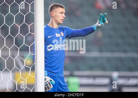 Varsavia, Polonia. 15th Dic 2021. Dominik Hladun di Zaglebie in azione durante la partita polacca PKO Ekstraklasa League tra Legia Warszawa e Zaglebie Lubin al Marshal Jozef Pilsudski Legia Warsaw Municipal Stadium.(Partitura finale; Legia Warszawa 4:0 Zaglebie Lubin). Credit: SOPA Images Limited/Alamy Live News Foto Stock