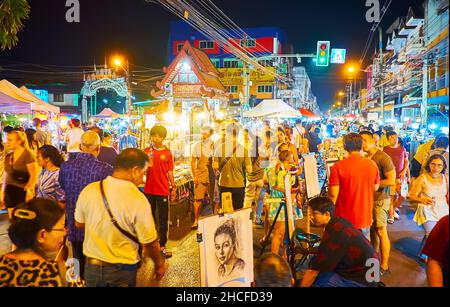 CHIANG mai, THAILANDIA - 4 MAGGIO 2019: La trafficata strada a piedi Wualai del mercato notturno del Sabato con pittori, che offre disegno rapido ritratto serv Foto Stock