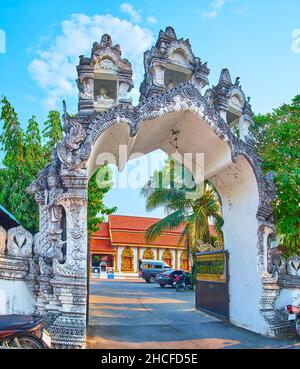 L'ingresso allo storico tempio di Wat mai Tang (Wat Methang) è decorato con la porta ad arco in stucco scolpito bianco, Chiang mai, Thailandia Foto Stock