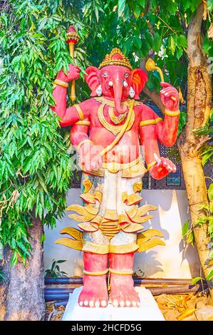 La scultura rossa di Ganesha nel piccolo giardino di Wat mai Tang (Wat Methang), Chiang mai, Thailandia Foto Stock