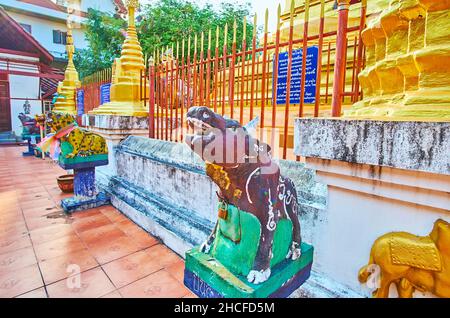 La recinzione del Chedi principale di Wat Muen Ngoen Kong è circondata da sculture di animali zodiaci, Chiang mai, Thailandia Foto Stock