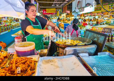 CHIANG mai, THAILANDIA - 4 MAGGIO 2019: Il venditore di mercato Tanin stalla cuoca i gustosi soffi locali in friggitrice profonda della cucina all'aperto, il 4 maggio a Chi Foto Stock