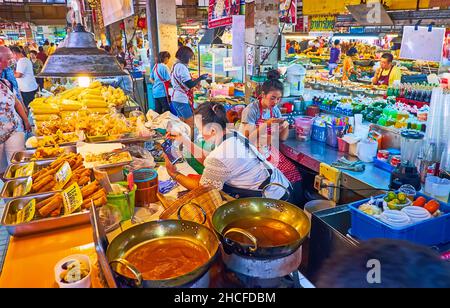 CHIANG mai, THAILANDIA - 4 MAGGIO 2019: Il bancone di una bancarella nel mercato di Tanin con diversi piatti fritti - mais, impacchi, patate e gnocchi, su ma Foto Stock