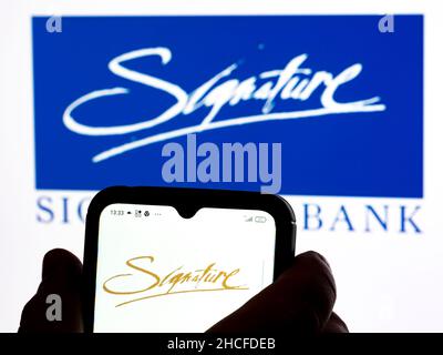 Ucraina. 28th Dic 2021. In questa foto, il logo Signature Bank viene visualizzato sullo smartphone e sullo sfondo. (Foto di Igor Golovniov/SOPA Images/Sipa USA) Credit: Sipa USA/Alamy Live News Foto Stock