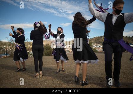 Malaga, Spagna. 28th Dic 2021. I partecipanti vestiti con costumi tradizionali che si rifanno prima, durante il festival. L'edizione 59th del concorso di danza Verdiales Flamenco, un importante festival culturale e musicale di origine rurale, si celebra ogni anno nella Fools Saints Day. I musicisti di diversi gruppi musicali noti come 'pandas' competono in uno stile di musica di flamenco e di ballo di concorso chiamato 'Verdiales' utilizzando strumenti musicali tipici del folklore popolare andaluso. (Foto di Jesus Merida/SOPA Images/Sipa USA) Credit: Sipa USA/Alamy Live News Foto Stock