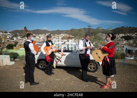 Malaga, Spagna. 28th Dic 2021. I partecipanti vestiti con costumi tradizionali sono visti riposare prima del festival. L'edizione 59th del concorso di danza Verdiales Flamenco, un importante festival culturale e musicale di origine rurale, si celebra ogni anno nella Fools Saints Day. I musicisti di diversi gruppi musicali noti come 'pandas' competono in uno stile di musica di flamenco e di ballo di concorso chiamato 'Verdiales' utilizzando strumenti musicali tipici del folklore popolare andaluso. (Foto di Jesus Merida/SOPA Images/Sipa USA) Credit: Sipa USA/Alamy Live News Foto Stock