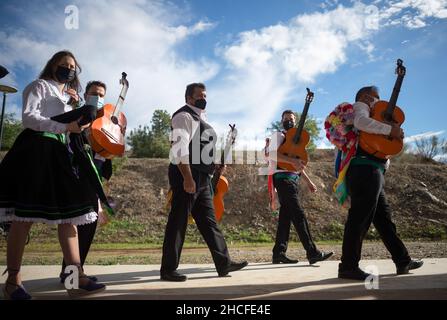 Malaga, Spagna. 28th Dic 2021. Partecipanti vestiti in costumi tradizionali che camminano prima del festival. L'edizione 59th del concorso di danza Verdiales Flamenco, un importante festival culturale e musicale di origine rurale, si celebra ogni anno nella Fools Saints Day. I musicisti di diversi gruppi musicali noti come 'pandas' competono in uno stile di musica di flamenco e di ballo di concorso chiamato 'Verdiales' utilizzando strumenti musicali tipici del folklore popolare andaluso. (Foto di Jesus Merida/SOPA Images/Sipa USA) Credit: Sipa USA/Alamy Live News Foto Stock