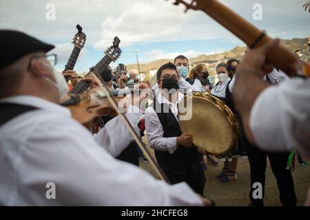 Malaga, Spagna. 28th Dic 2021. I partecipanti vestiti con costumi tradizionali che si rifanno prima del festival. L'edizione 59th del concorso di danza Verdiales Flamenco, un importante festival culturale e musicale di origine rurale, si celebra ogni anno nella Fools Saints Day. I musicisti di diversi gruppi musicali noti come 'pandas' competono in uno stile di musica di flamenco e di ballo di concorso chiamato 'Verdiales' utilizzando strumenti musicali tipici del folklore popolare andaluso. Credit: SOPA Images Limited/Alamy Live News Foto Stock