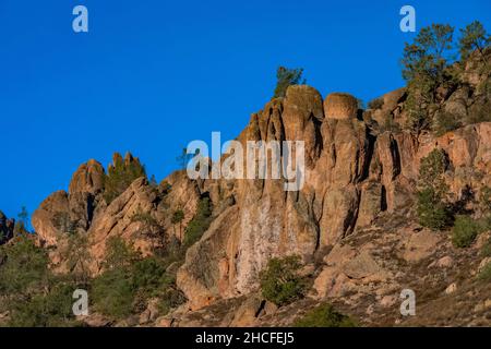 Formazioni vulcaniche di Pinnacles, fatte di breccia vulcanica erosa, viste dal Condor Gulch Trail nel Pinnacles National Park, California, USA Foto Stock