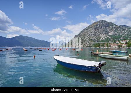 Barca da pesca sullo sfondo di ostriche e montagne nel mare Adiatic, Montenegro. Foto Stock