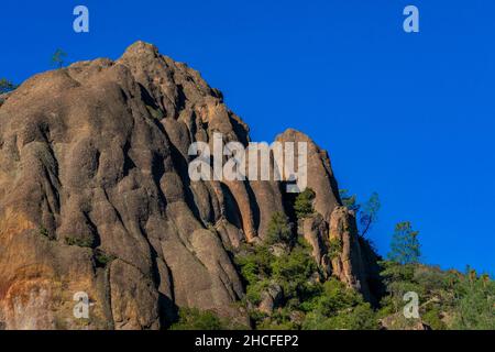 Formazioni vulcaniche di Pinnacles, fatte di breccia vulcanica erosa, viste dal Condor Gulch Trail nel Pinnacles National Park, California, USA Foto Stock