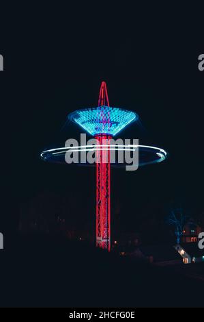 Giro in fiera di notte con luci brillanti. Foto Stock