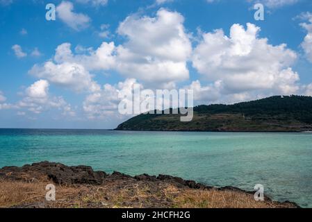 Bellissimo scatto di una giornata di sole sulla spiaggia di Hamdeok sull'isola di Jeju Foto Stock