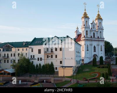 Vitebsk, Bielorussia - 29 agosto 2021: Vista della Chiesa della Risurrezione al tramonto Foto Stock