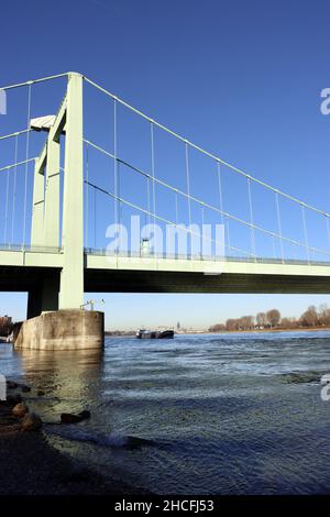 Autobahnbrücke Rodenkirchen über den Rhein, Nordrhein-Westfalen, Deutschland, Köln Foto Stock