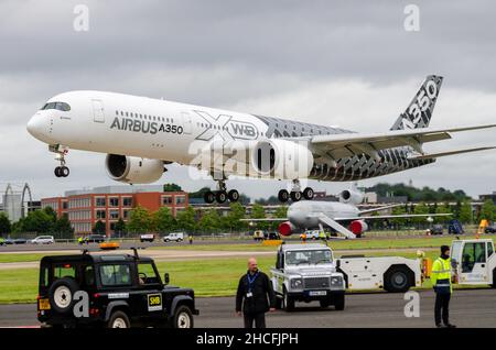 Airbus A350 XWB prova aeromobili in fibra di carbonio colore schema che atterrano a Farnborough International Airshow per i voli dimostrativi. Prototipo Foto Stock