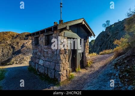 Bagno in stile rustico al National Park in cima al Scout Peak lungo l'High Peaks Trail, costruito dal Civilian Conservation Corps nel Pinnacles National Park, Calif Foto Stock