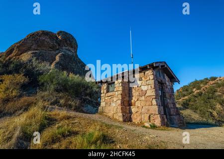 Bagno in stile rustico al National Park in cima al Scout Peak lungo l'High Peaks Trail, costruito dal Civilian Conservation Corps nel Pinnacles National Park, Calif Foto Stock