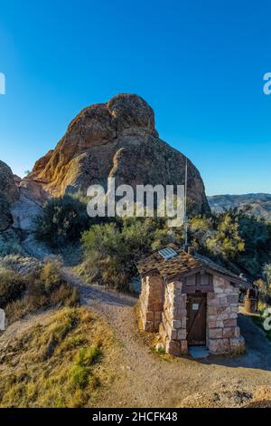 Bagno in stile rustico al National Park in cima al Scout Peak lungo l'High Peaks Trail, costruito dal Civilian Conservation Corps nel Pinnacles National Park, Calif Foto Stock