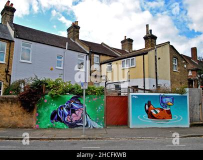 Due pezzi di Street art animali adornano le pareti di una strada secondaria a Suburban Penge, a sud-est di Londra. Foto Stock