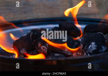 Carboni barbecue che bruciano su un barbecue Foto Stock