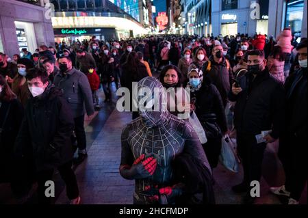 Madrid, Spagna. 28th Dic 2021. Una persona vestita come Spiderman è vista tra la folla in Preciados Street, nel centro di Madrid, nonostante il grande aumento dei casi positivi. Il Ministero della Salute ha notificato 99.671 nuovi positivi al conteggio ufficiale COVID questo martedì e l'incidenza cumulativa sale a 1.360 casi per 100.000 abitanti negli ultimi 14 giorni. Credit: Marcos del Maio/Alamy Live News Foto Stock