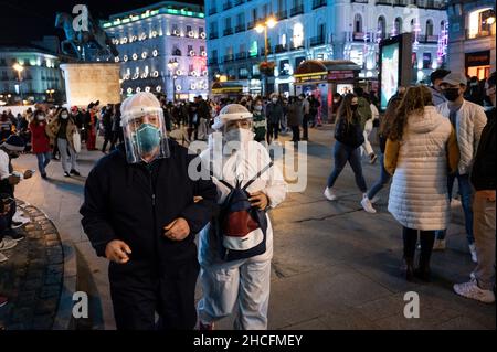 Madrid, Spagna. 28th Dic 2021. Una coppia anziana che indossa una protezione contro il coronavirus (COVID-19) è vista in Sol Square. Il Ministero della Salute ha notificato 99.671 nuovi positivi al conteggio ufficiale COVID questo martedì e l'incidenza cumulativa sale a 1.360 casi per 100.000 abitanti negli ultimi 14 giorni. Credit: Marcos del Maio/Alamy Live News Foto Stock