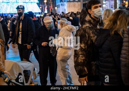 Madrid, Spagna. 28th Dic 2021. Una coppia anziana che indossa una protezione contro il coronavirus (COVID-19) è vista in Sol Square. Il Ministero della Salute ha notificato 99.671 nuovi positivi al conteggio ufficiale COVID questo martedì e l'incidenza cumulativa sale a 1.360 casi per 100.000 abitanti negli ultimi 14 giorni. Credit: Marcos del Maio/Alamy Live News Foto Stock