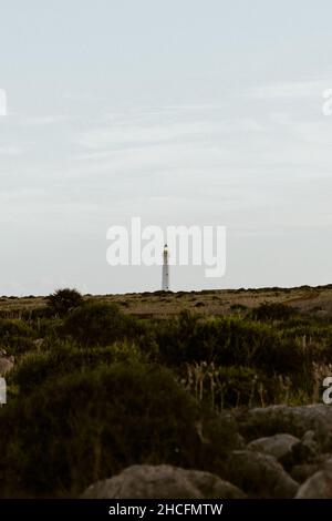 Colpo verticale di un faro in una zona montagnosa di San Vito lo Capo, Sicilia, Italia Foto Stock