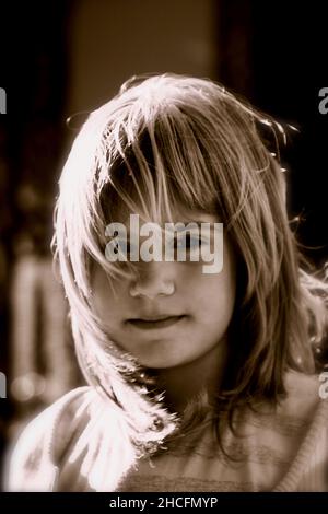 Ritratto di una bella ragazza caucasica con capelli biondi corti Foto Stock