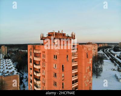 Vista aerea delle antenne GSM e delle telecomunicazioni sul tetto dell'edificio urbano a più piani Foto Stock