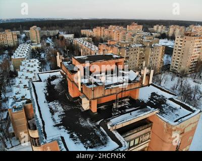 Vista aerea delle antenne GSM e delle telecomunicazioni sul tetto dell'edificio urbano a più piani Foto Stock