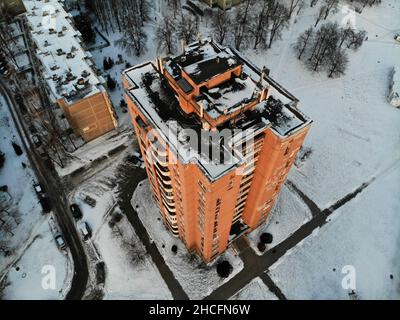 Vista aerea delle antenne GSM e delle telecomunicazioni sul tetto dell'edificio urbano a più piani Foto Stock