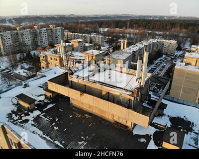 Vista aerea delle antenne GSM e delle telecomunicazioni sul tetto dell'edificio urbano a più piani Foto Stock