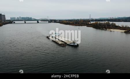 Bella vista degli yacht in Riviera Riverside nel fiume Dnieper a Kiev, Ucraina Foto Stock