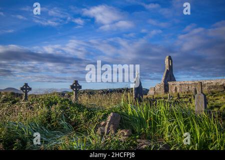 Ring of Kerry, Wild Atlantic Way, West Ireland, Iveragh Peninsula, crociera lungo le scogliere, Kerry Coastline, strada costiera panoramica alla luce del sole, Irlanda Foto Stock