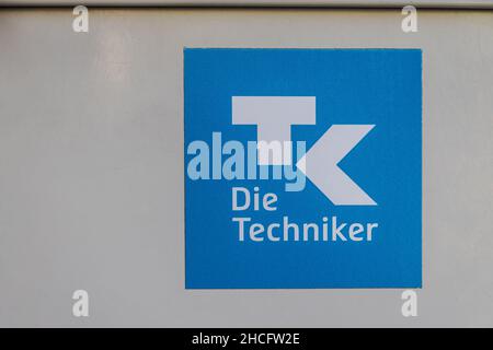 GIESSEN, GERMANIA - 2021 04 09: Segno dell'assicurazione sanitaria Techniker Krankenkasse - TK - Die Techniker a Giessen, Germania Foto Stock