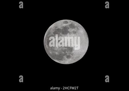 Luna piena attraverso un telescopio Foto Stock