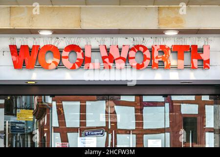 LIMBURG, GERMANIA -2021-09-07: Logo WOOLWORTH su una facciata in Germania. Woolworth GmbH è un proprietario tedesco della catena Woolworths di negozi di alta strada in Foto Stock