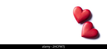 Due cuori di legno rossi su sfondo bianco - San Valentino Foto Stock