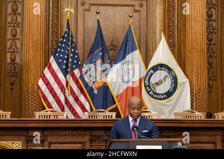 New York, New York, Stati Uniti. 28th Dic 2021. American, New York state, New York City, Brooklyn bandiere installate dietro il sindaco-eletto Eric Adams mentre parla durante un annuncio al Brooklyn Borough Hall. Adams ha annunciato le sue nomine di Lisa Flores come direttore dell'Ufficio Sindaco dei servizi contrattuali e di Marjorie Landa come direttore dell'Ufficio Sindaco di gestione e conformità del rischio di nuova creazione. Ha inoltre affermato che la nuova politica di pandemia COVID sarà annunciata dopo l'insediamento il 1 gennaio 2022. (Credit Image: © Lev Radin/Pacific Press via ZUMA Press Wire) Foto Stock