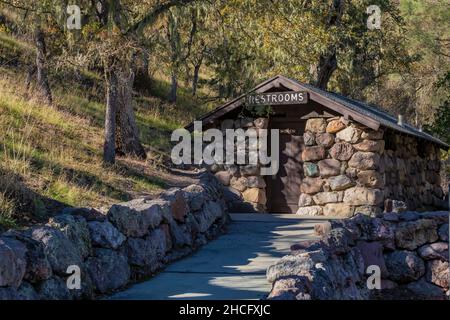 National Park edificio rustico in stile toilette costruito dal Civilian Conservation Corps nel Pinnacles National Park, California, USA Foto Stock