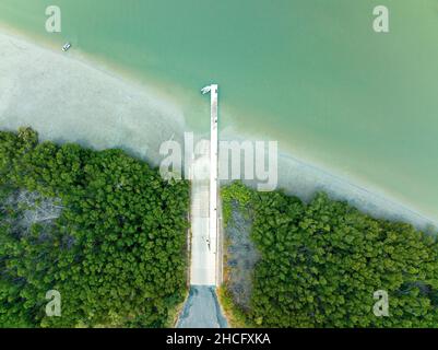 Drone sopra la rampa di barca di Conway Beach e molo mentre la marea sta recando Foto Stock