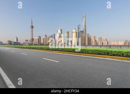 Paesaggio urbano e sullo skyline di Shanghai dal vuoto strada asfaltata Foto Stock