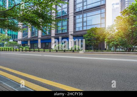 Paesaggio urbano e sullo skyline di Shanghai dal vuoto strada asfaltata Foto Stock