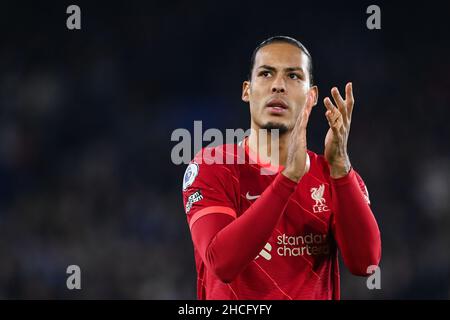 Virgil van Dijk #4 di Liverpool applaude i fan Foto Stock